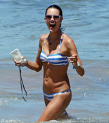 组图：辣妈安布罗休玩冲浪露沟 身材火辣超养眼