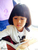 组图：贝儿表情包来喽！呆萌搞怪难掩少女心