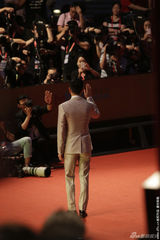 组图：尚格-云顿携《鹰之路》剧组亮相频频招手