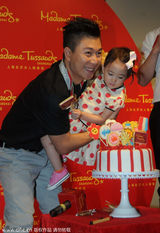 组图：李小鹏蜡像馆庆33岁生日 奥莉送甜蜜亲吻