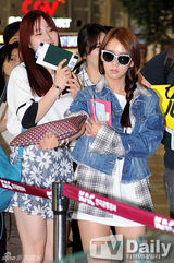 组图：韩团Kara赴日宣传 四成员齐露腿