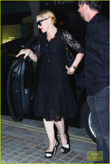 组图：麦当娜涂大红唇深夜现身 着镂空裙秀妩媚