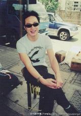 组图：吴镇宇早年青涩照曝光 帅到没朋友