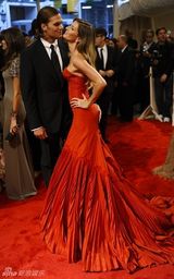 组图：美国时装学院庆典举行 众明星红毯竞艳