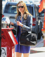 高清图：艾米-罗森街拍 牛仔外套搭配蓝色连衣裙