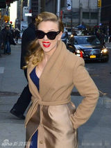 组图：斯嘉丽复古装现身街头宣传新片 红唇性感