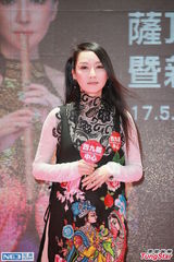 组图：萨顶顶个唱望邀陈奕迅 打算未来定居香港