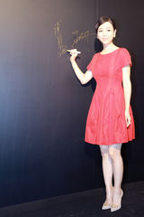 组图：张静初红裙亮相北京 娇艳花容倾城优雅