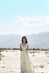 组图：朱婧化身沙漠女神 美国写真显神秘气质
