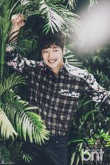 组图：韩星金载沅拍写真 杀人微笑展熟男魅力