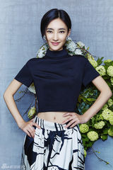 组图：王丽坤拍清新大片 素雅气质纯净至美