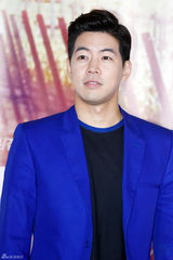 独家：韩星尹珍睿镂空白裙出席试映显优雅