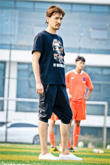 组图：《少年足球》开机 胡歌江疏影冤家聚头