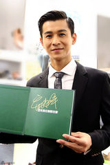 组图：乔振宇现身活动 举止散发成熟男人魅力