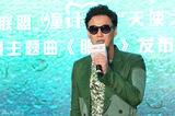 组图：萧煌奇关爱眼疾儿童 携小臭臭演绎成名曲