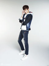 组图：李钟硕姜敏京拍写真 充满甜蜜活泼气息