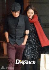 组图：李秉宪妻子李珉廷返韩 挽手老公满面春风