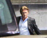 组图：塞隆黑衣平底鞋就医疑怀孕 西恩潘当爹？