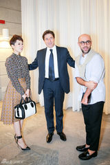 组图：海清复古装扮现身米兰店 与设计师交谈