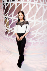 组图：姚星彤巴黎美院看高定 优雅裤装行走法国