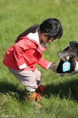 组图：《爸爸2》萌娃奶爸集体变身“挤奶工”