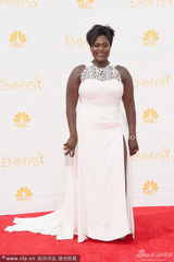 组图：《女子监狱》Danielle白裙现身红毯