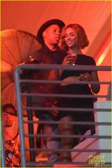 组图：碧昂丝与老公酒后兴致高 贴面搂腰似热恋