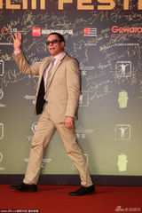 组图：尚格-云顿携《鹰之路》剧组亮相频频招手