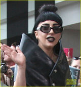 组图：Gaga销魂哥特装 黑唇似毒药 高跟如利剑