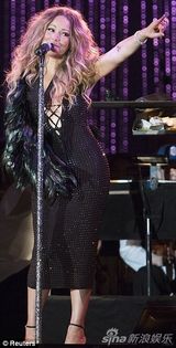 组图：玛利亚负伤吊绷带开唱 低胸水钻裙典雅