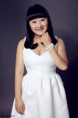 组图：“胖花”臧洪娜文艺出击 白裙飘飘显优雅