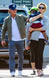 组图：塞隆肖恩-潘携两人母亲用餐 养子抢镜