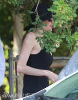 组图：朱莉切乳腺后穿吊带复工 胸部傲人依旧