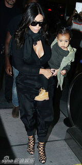 组图：金-卡戴珊深V秀半球 抱爱女甜蜜亲亲