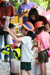 组图：熊爸萌娃集市叫卖 老爸刷脸宝贝卖萌