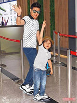 组图：《爸爸》萌娃现台北 黄磊二郎腿姐姐呆萌