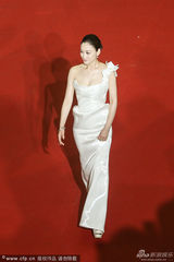 组图：乔振宇李小冉踏上红毯 分获男女人气奖