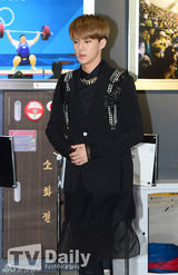 组图：韩团EXO-K出席活动 黑色正装似王子