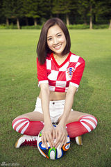 组图：郑罗茜变身性感足球宝贝秀蛮腰长腿