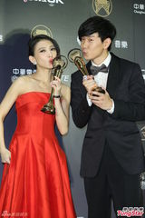 组图：戴佩妮夺2奖成大赢家 掌掴歌王林俊杰