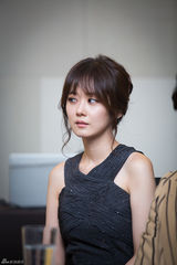 独家：张娜拉亮相秀美背 挽手张赫情意浓