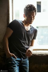 组图：高云翔休闲写真硬朗有型 展深沉魅力