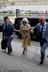 组图：Lady Gaga踩恨天高现身 险摔倒一脸尴尬