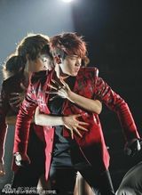 组图：神话组合上海开唱 成员珉宇亲吻队友秀身材