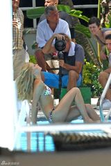 组图：莱奥纳多现任女友泳池边大秀比基尼