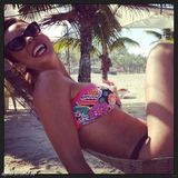 组图：智利新乳神助威世界杯 掀衣性感露胸