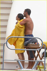 组图：赛琳娜比基尼度假 新欢情难禁手探浴巾