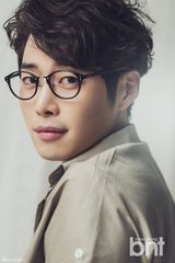 组图：韩星金载沅拍写真 杀人微笑展熟男魅力