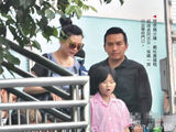 组图：邱淑贞携两女为公司庆功 爱女小脸肉嘟嘟