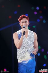 组图：张智霖开唱裸身美女环伺 袁咏仪领衔助威